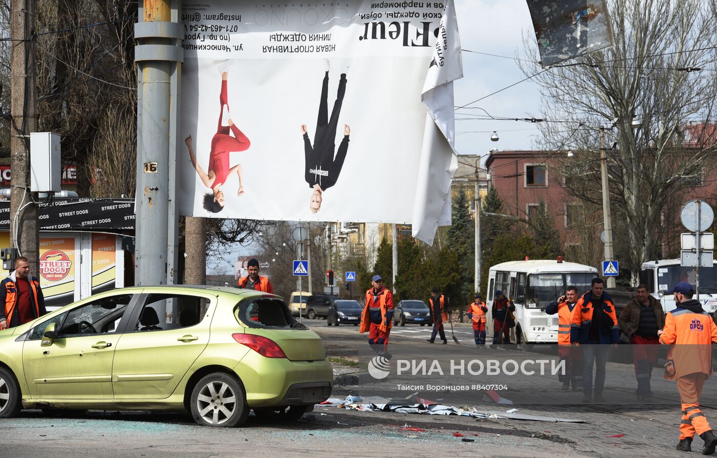 Последствия обстрела рынка в Донецке