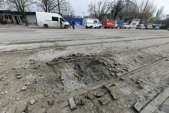 Последствия обстрела рынка в Донецке