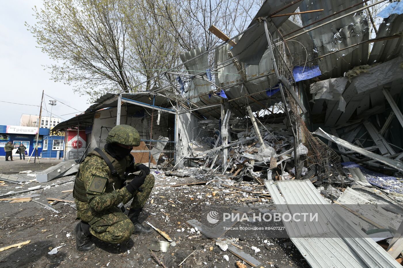 Последствия обстрела рынка в Донецке