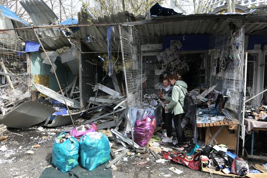 Последствия обстрела рынка в Донецке