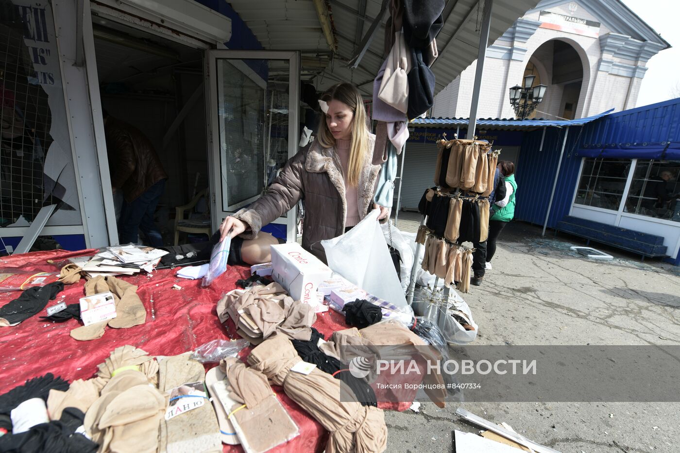 Последствия обстрела рынка в Донецке