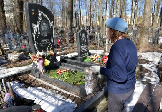 Уборка кладбищ перед весенними православными праздниками