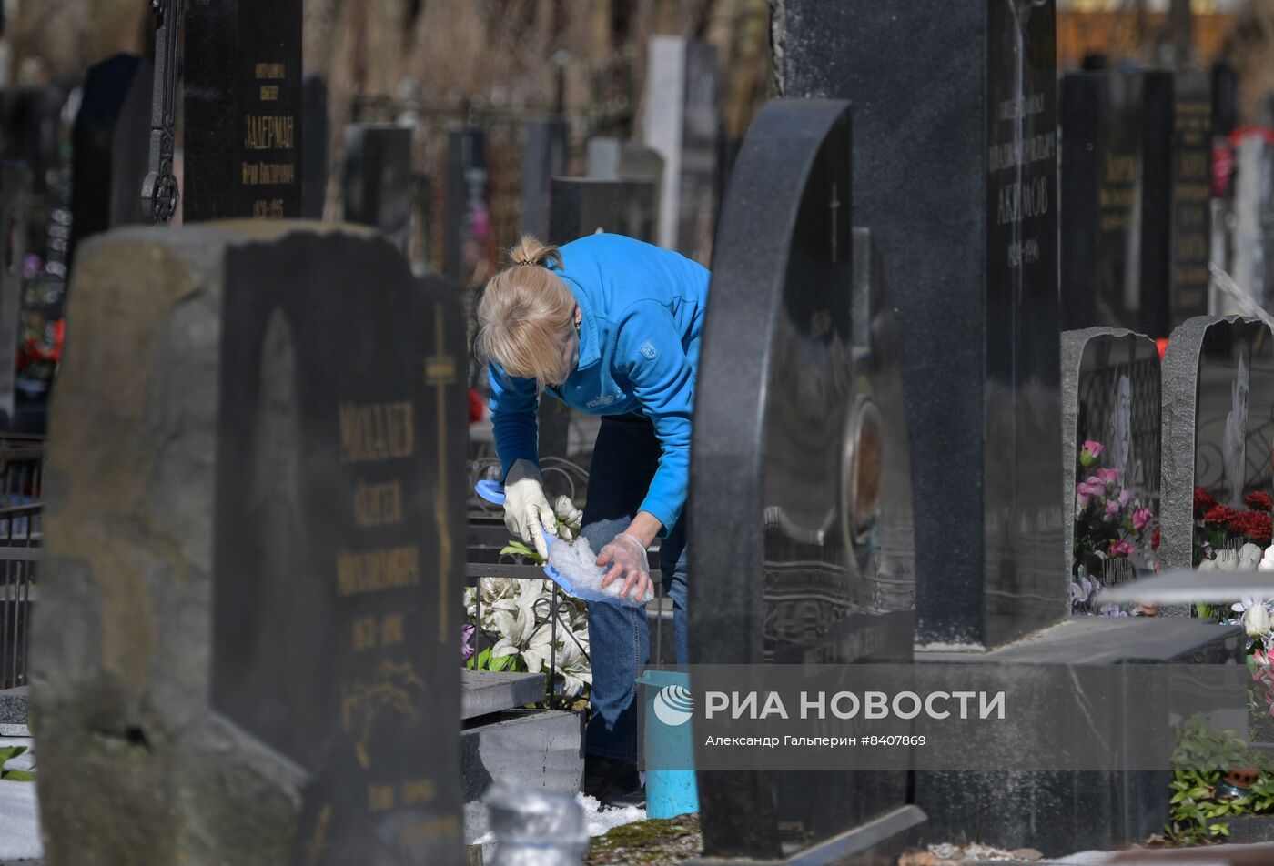 Уборка кладбищ перед весенними православными праздниками