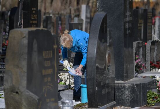 Уборка кладбищ перед весенними православными праздниками