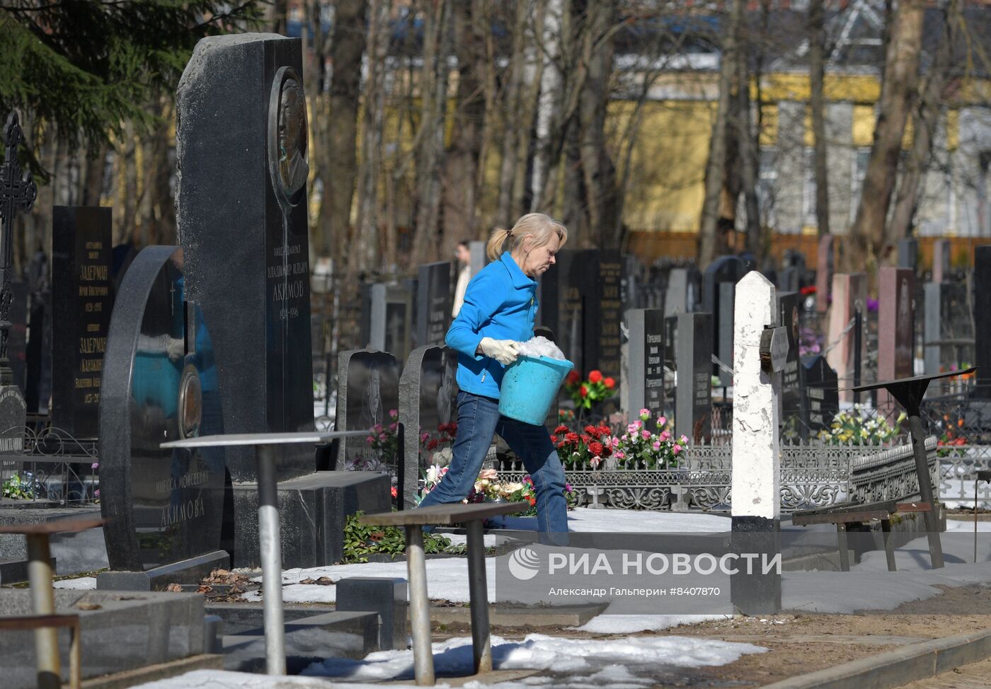 Уборка кладбищ перед весенними православными праздниками