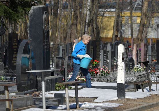 Уборка кладбищ перед весенними православными праздниками