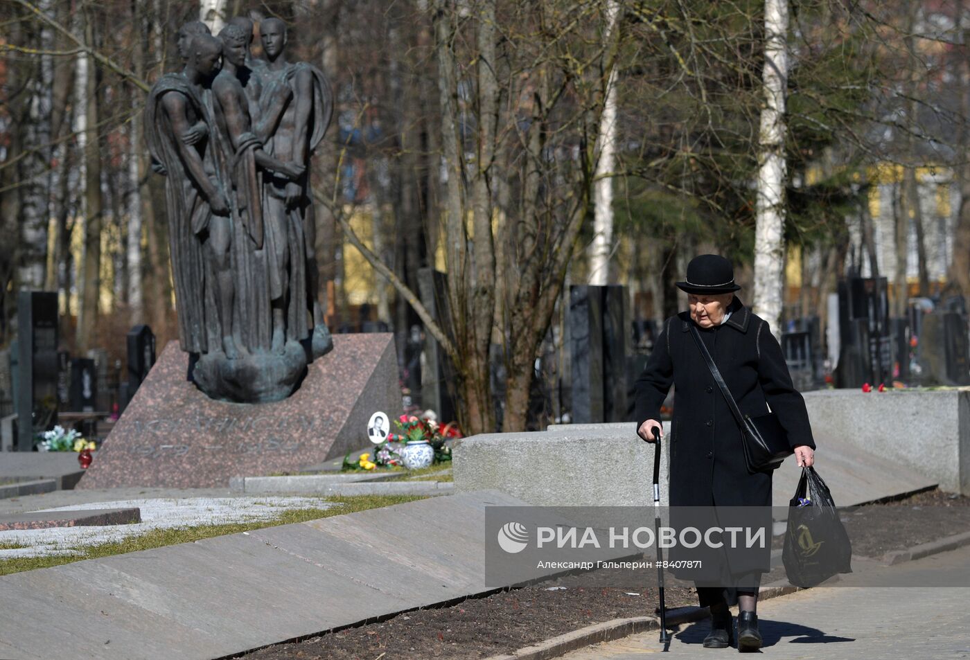 Уборка кладбищ перед весенними православными праздниками