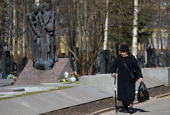 Уборка кладбищ перед весенними православными праздниками