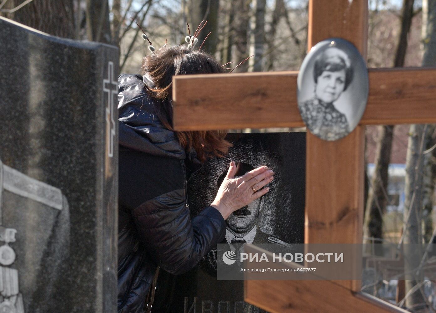 Уборка кладбищ перед весенними православными праздниками