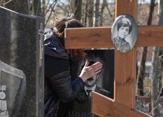 Уборка кладбищ перед весенними православными праздниками