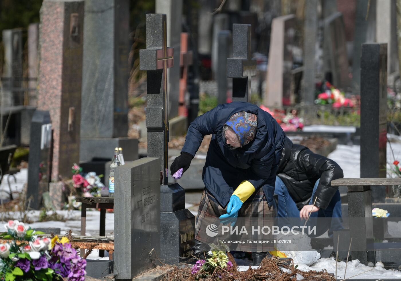 Уборка кладбищ перед весенними православными праздниками