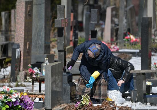 Уборка кладбищ перед весенними православными праздниками