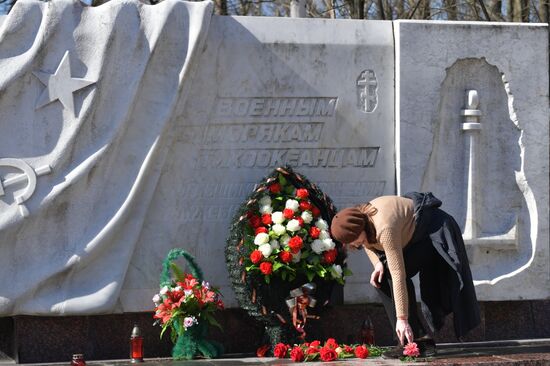 Уборка кладбищ перед весенними православными праздниками