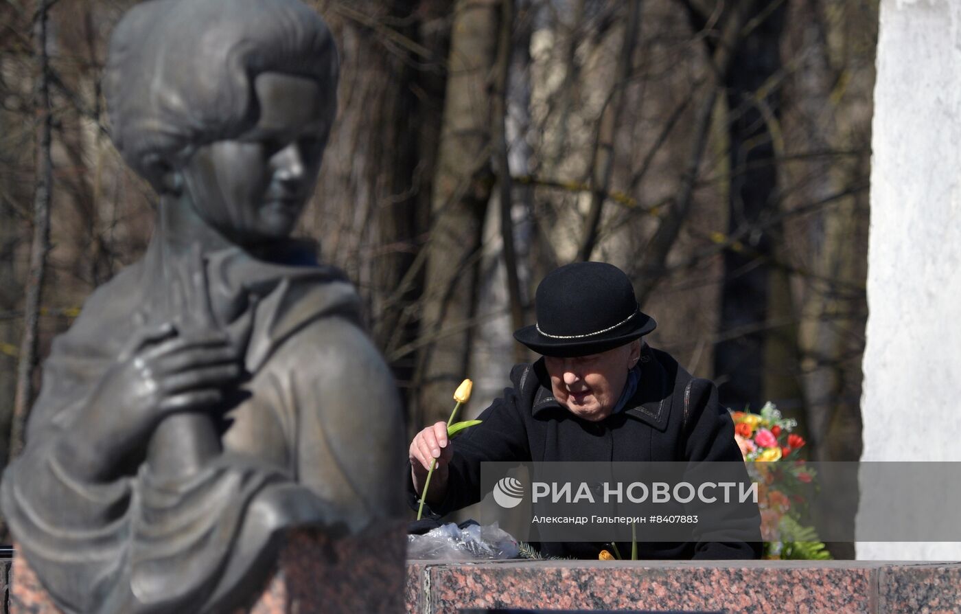 Уборка кладбищ перед весенними православными праздниками