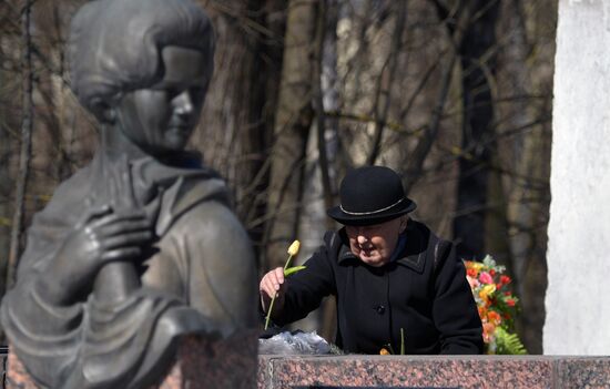 Уборка кладбищ перед весенними православными праздниками