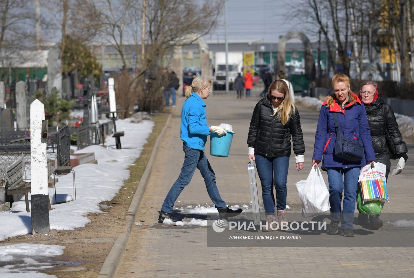 Уборка кладбищ перед весенними православными праздниками