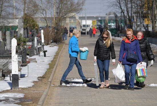 Уборка кладбищ перед весенними православными праздниками