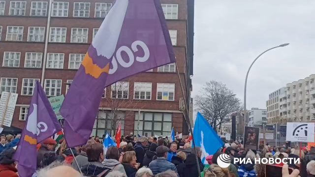 В Берлине проходит мирный марш против поставок оружия Киеву
