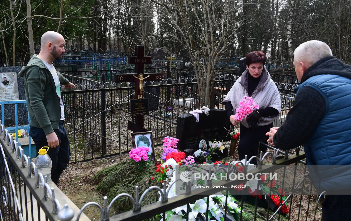 Уборка кладбищ перед весенними православными праздниками