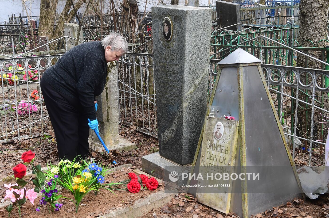 Можно ли 7 апреля убираться на кладбище. Уборка на кладбище. Уборка на кладбище перед Пасхой. Кладбище Передолье в Обнинске.