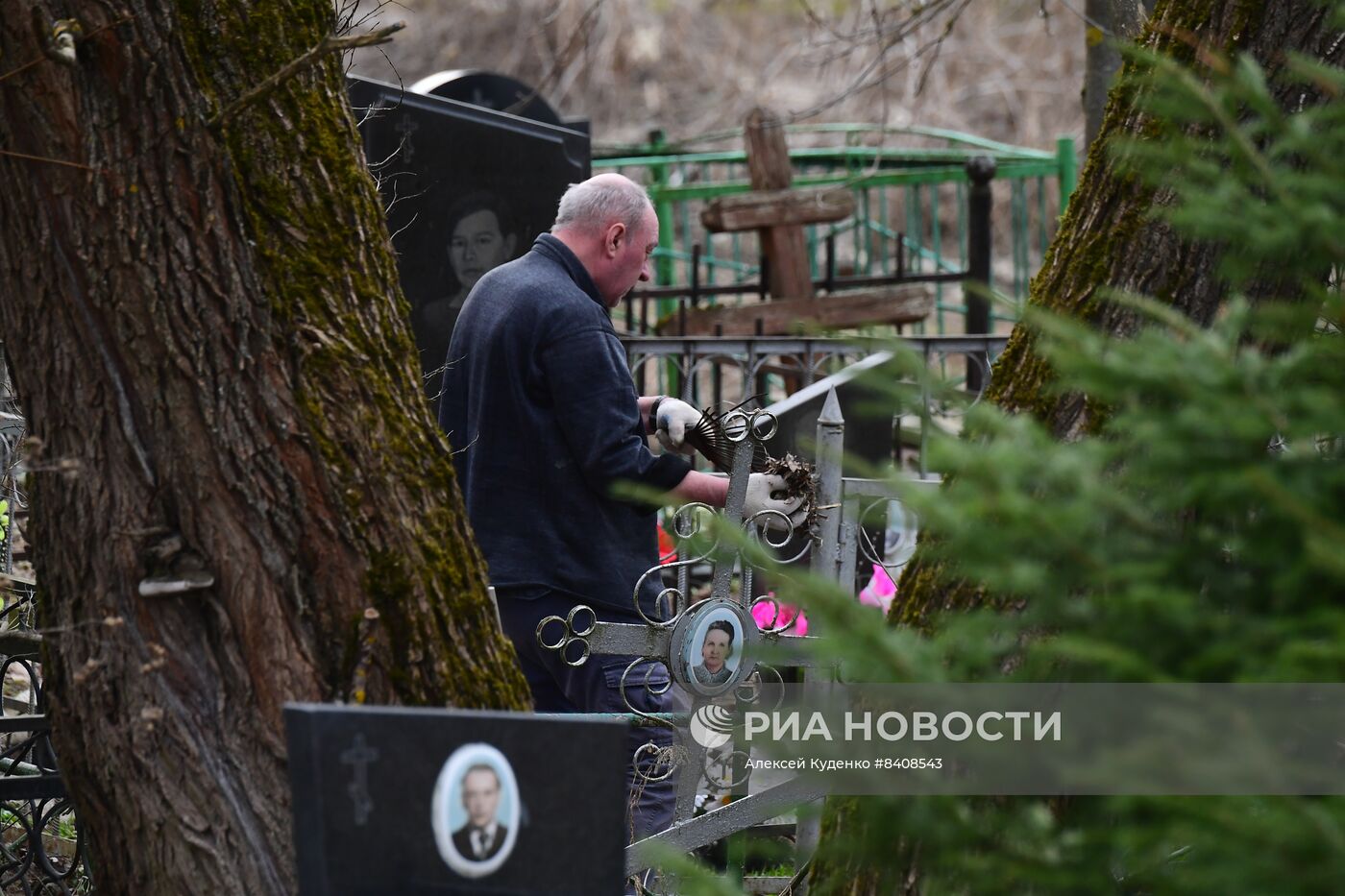 Уборка кладбищ перед весенними православными праздниками