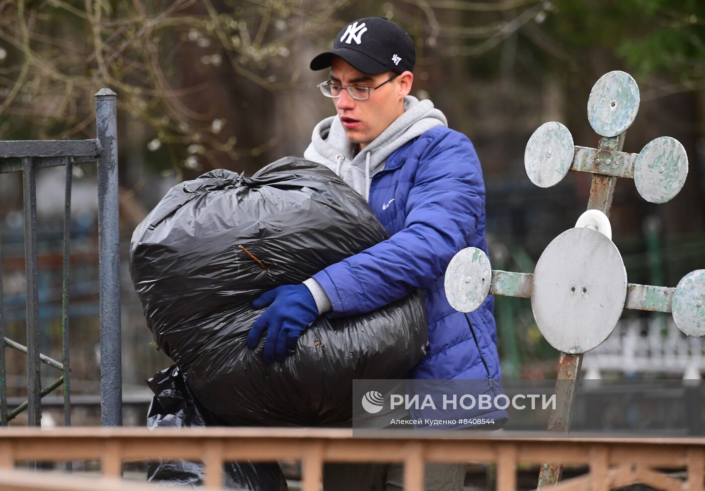 Уборка кладбищ перед весенними православными праздниками