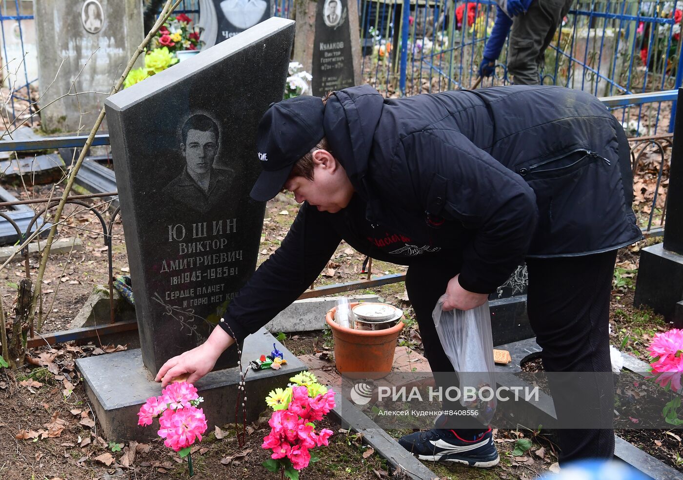 Уборка кладбищ перед весенними православными праздниками