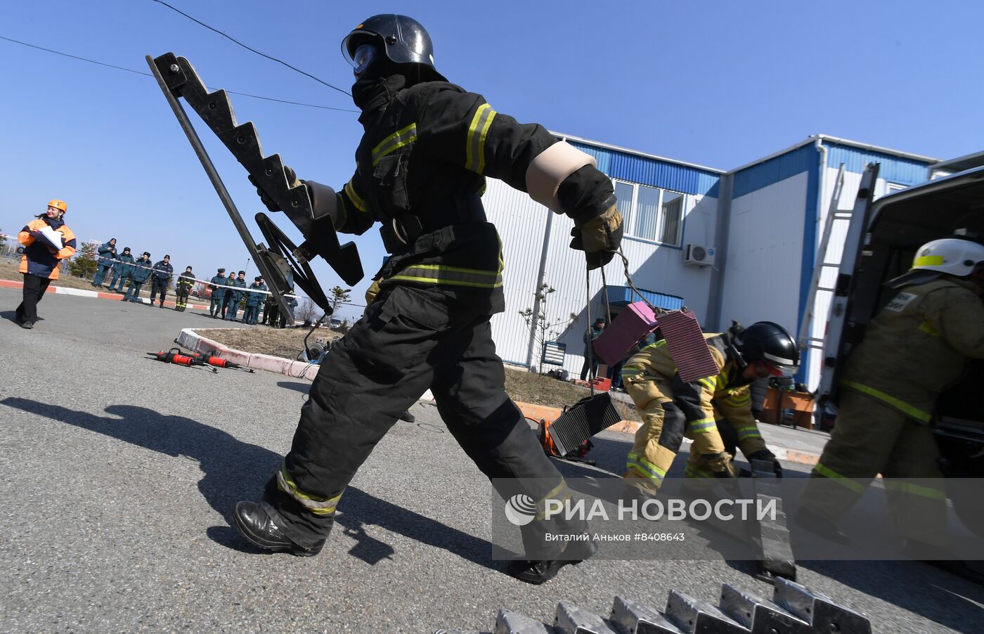 Соревнования МЧС по ликвидации последствий ДТП во Владивостоке