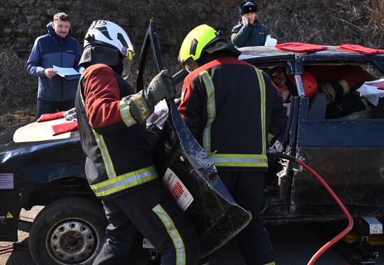 Соревнования МЧС по ликвидации последствий ДТП во Владивостоке