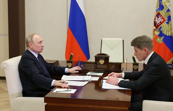 Президент РФ В. Путин встретился с губернатором Приморского края О. Кожемяко