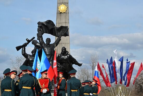 Патриотический митинг в Луганске