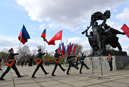 Патриотический митинг в Луганске