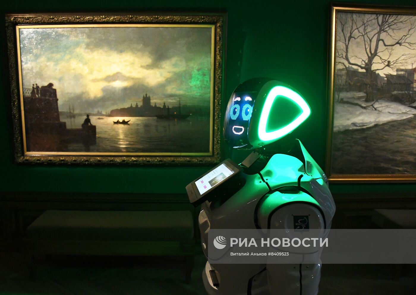 Робот-экскурсовод в Приморской картинной галерее