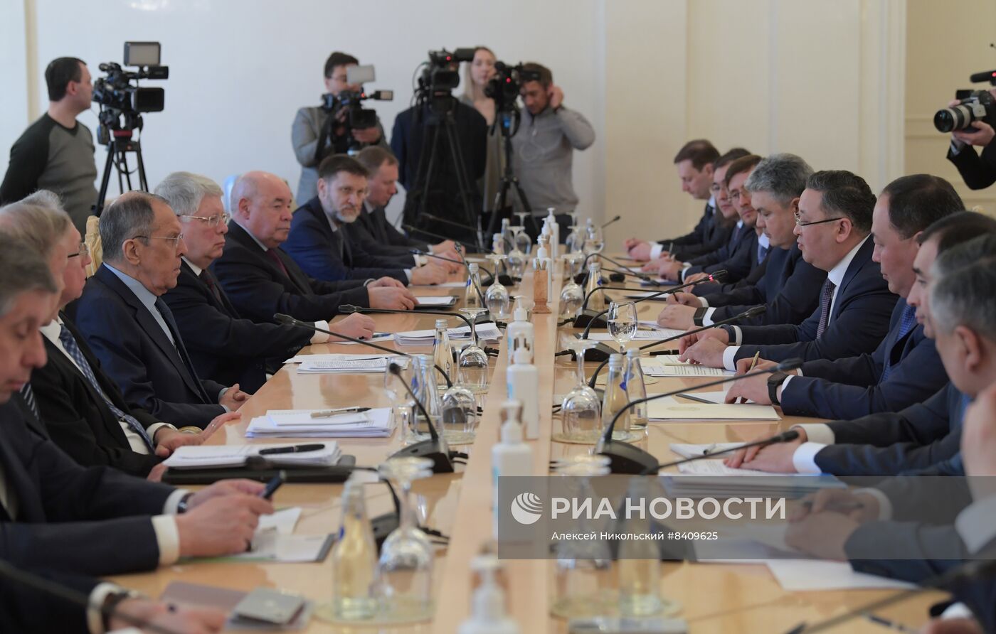 Встреча глав МИД РФ и Казахстана С. Лаврова и М. Нуртлеу
