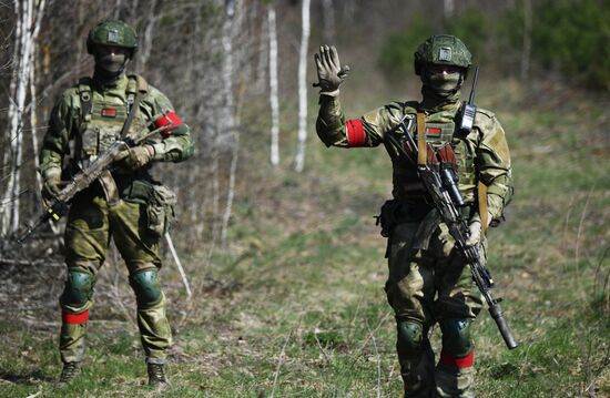 Охрана границы с Украиной белорусскими десантниками в Гомельской области