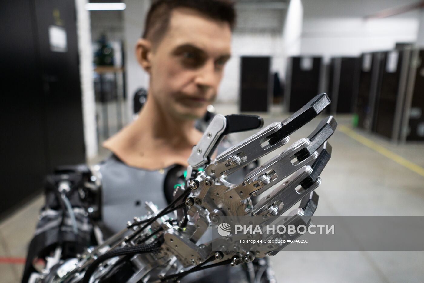 Человекоподобный робот в пермской компании "Промобот" | РИА Новости ...