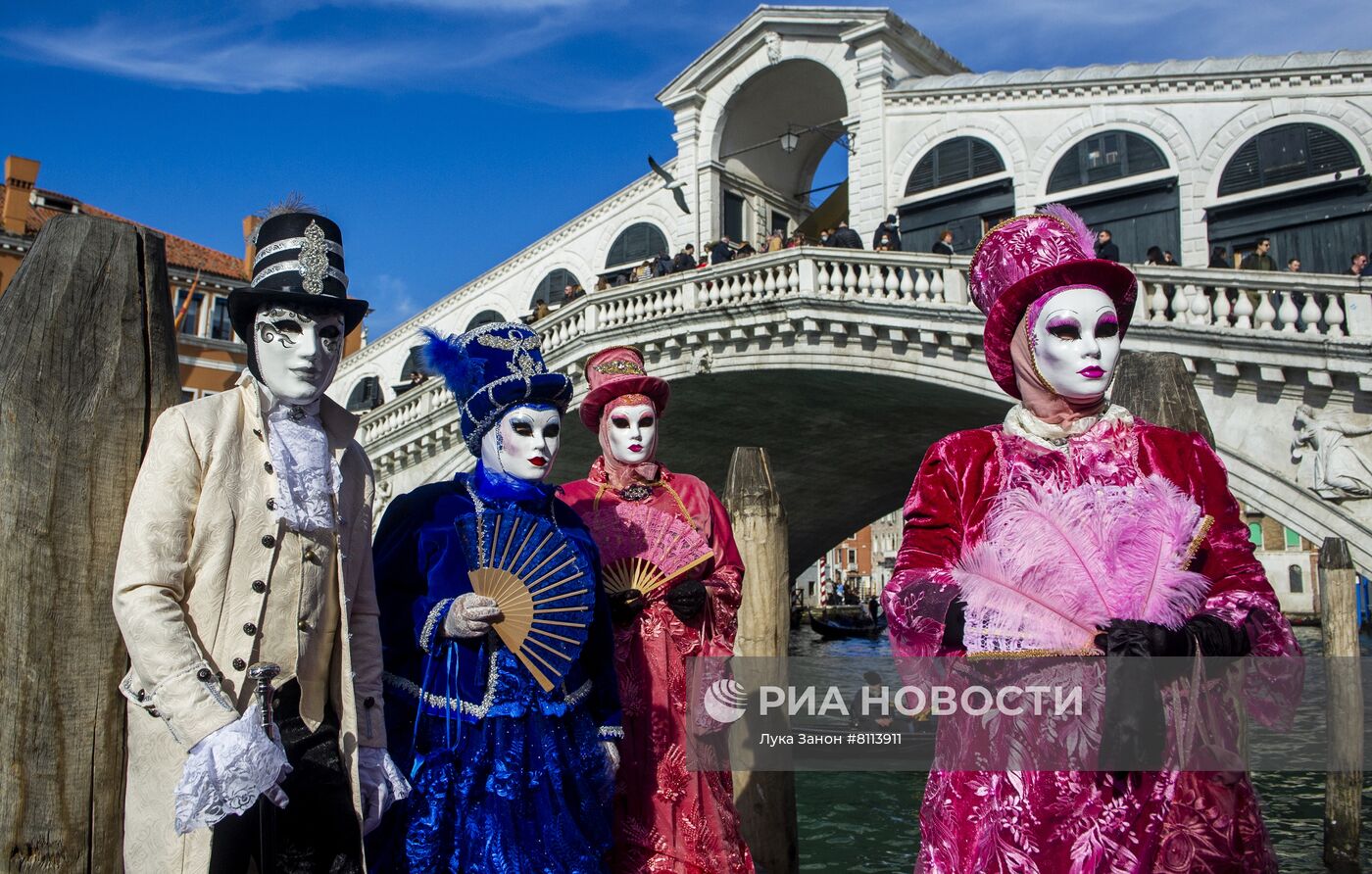 Город любви без ограничений: как выглядит карнавал в Венеции (фото)