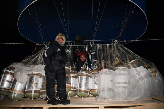 В ходе экспедиции отсняты более пяти. Полет Федора Конюхова на воздушном шаре. Фёдор Филиппович Конюхов на воздушном шаре 2016 полет. Фёдор Конюхов на воздушном шаре.