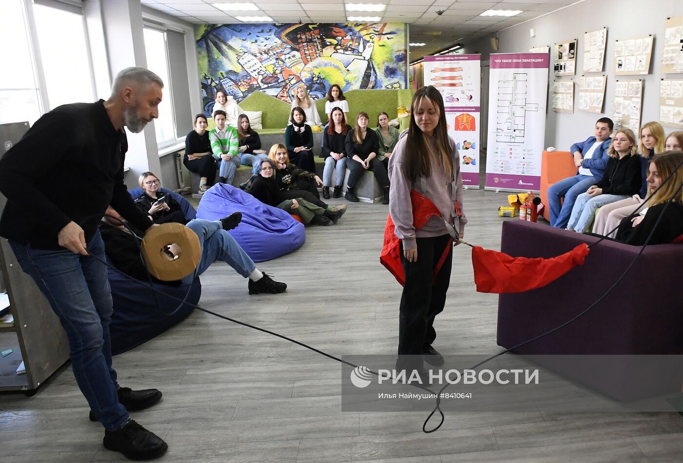 Учения по пожарной безопасности в колледже Красноярска