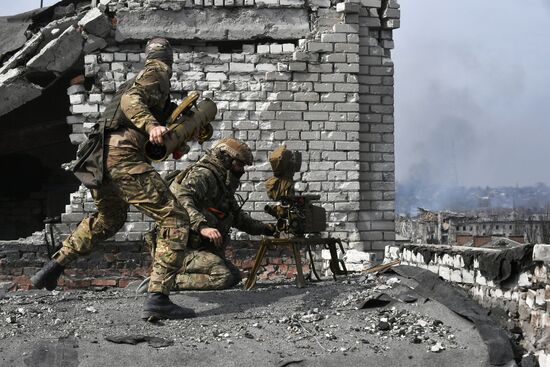 Бойцы группы Вагнера ведут бой в центре Артемовска