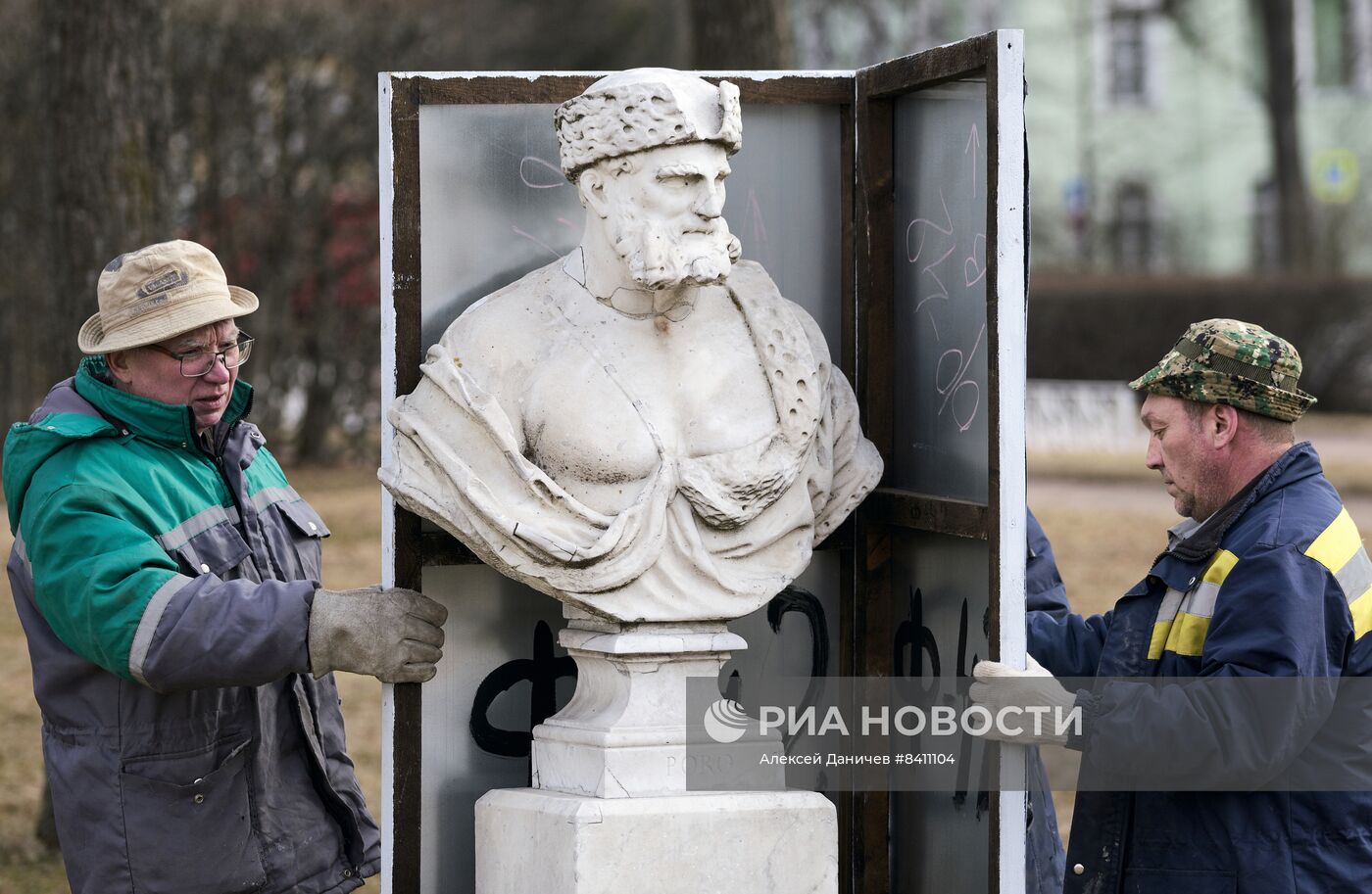 Подготовка скульптур в заповеднике "Царское село" к весенне-летнему периоду