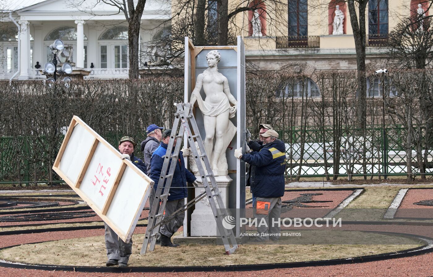 Подготовка скульптур в заповеднике "Царское село" к весенне-летнему периоду