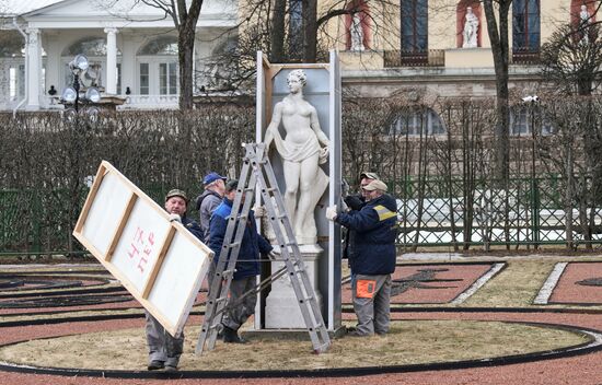 Подготовка скульптур в заповеднике "Царское село" к весенне-летнему периоду