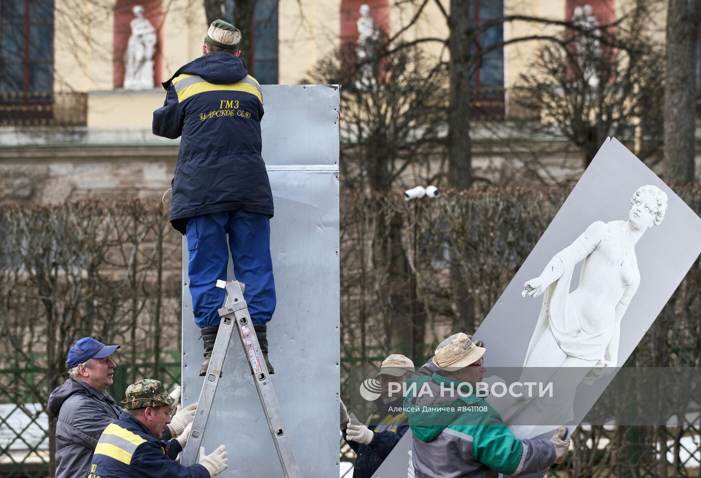 Подготовка скульптур в заповеднике "Царское село" к весенне-летнему периоду