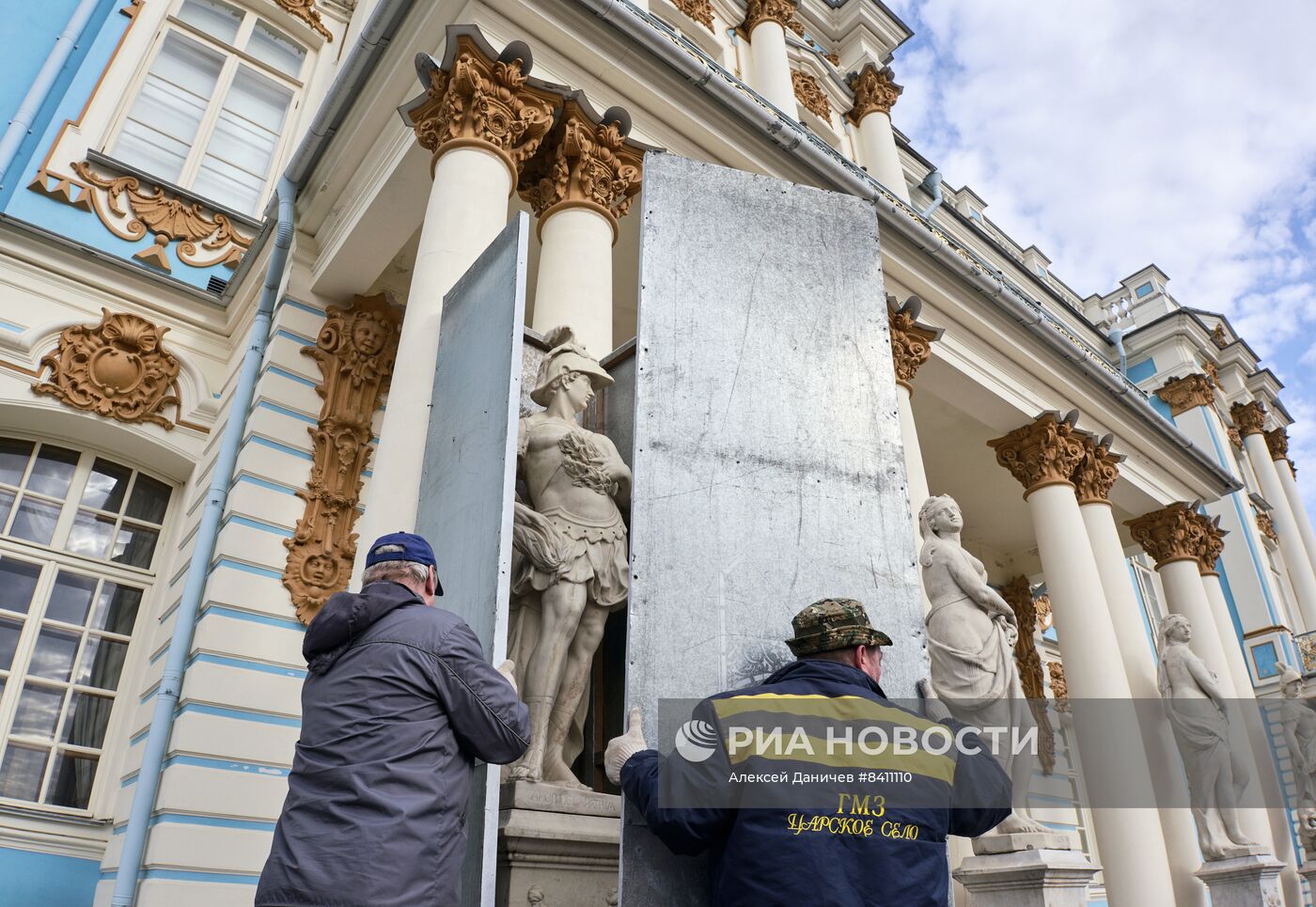 Подготовка скульптур в заповеднике "Царское село" к весенне-летнему периоду