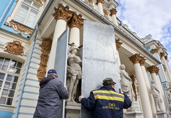 Подготовка скульптур в заповеднике "Царское село" к весенне-летнему периоду