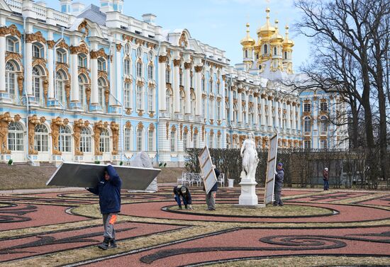 Подготовка скульптур в заповеднике "Царское село" к весенне-летнему периоду