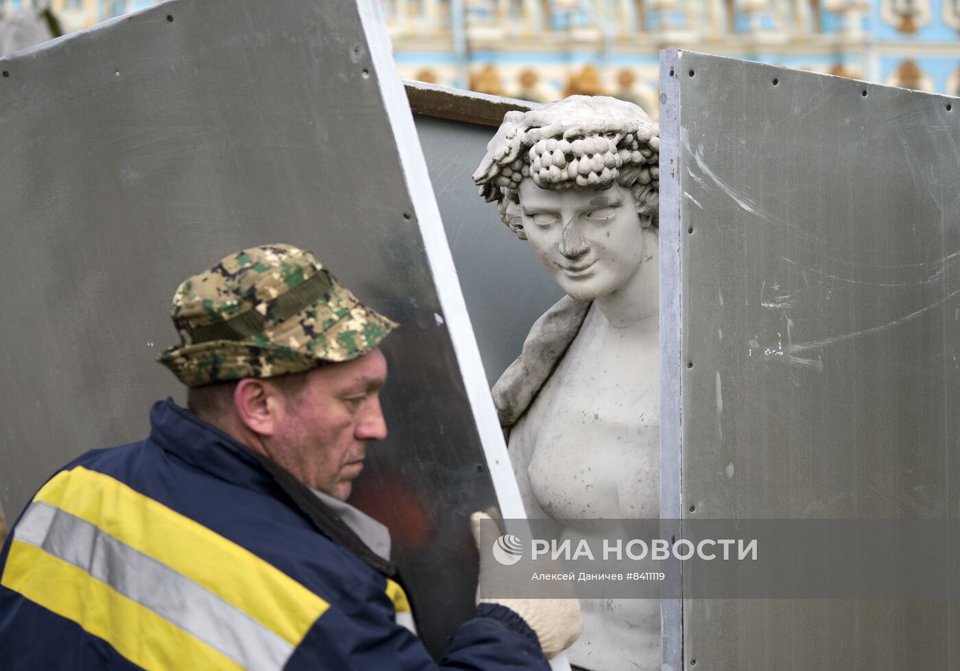 Подготовка скульптур в заповеднике "Царское село" к весенне-летнему периоду