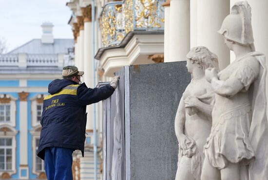 Подготовка скульптур в заповеднике "Царское село" к весенне-летнему периоду