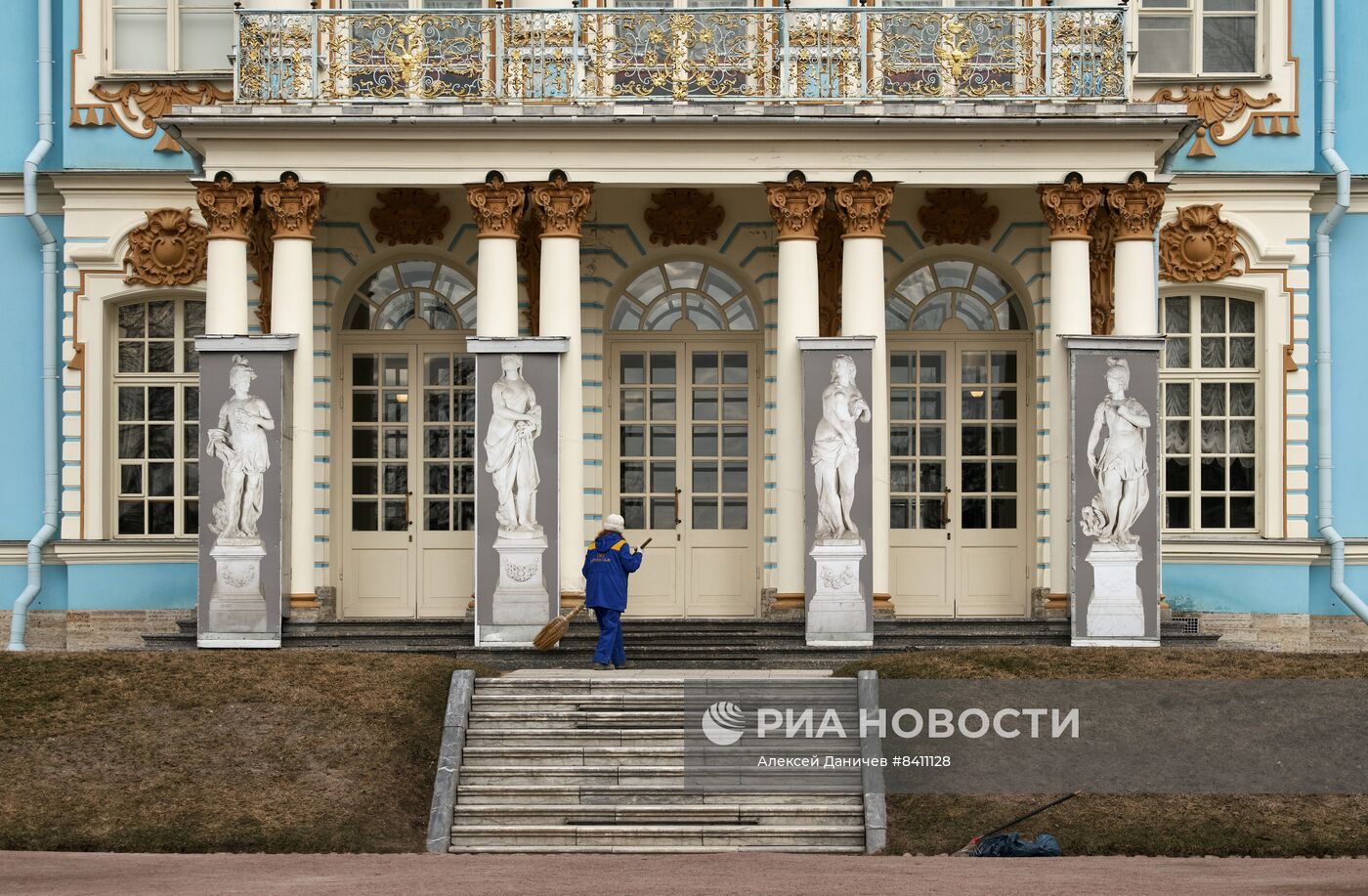 Подготовка скульптур в заповеднике "Царское село" к весенне-летнему периоду